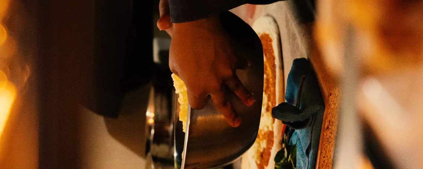 Un cocinero emplata sobre la barra de la pizzería.