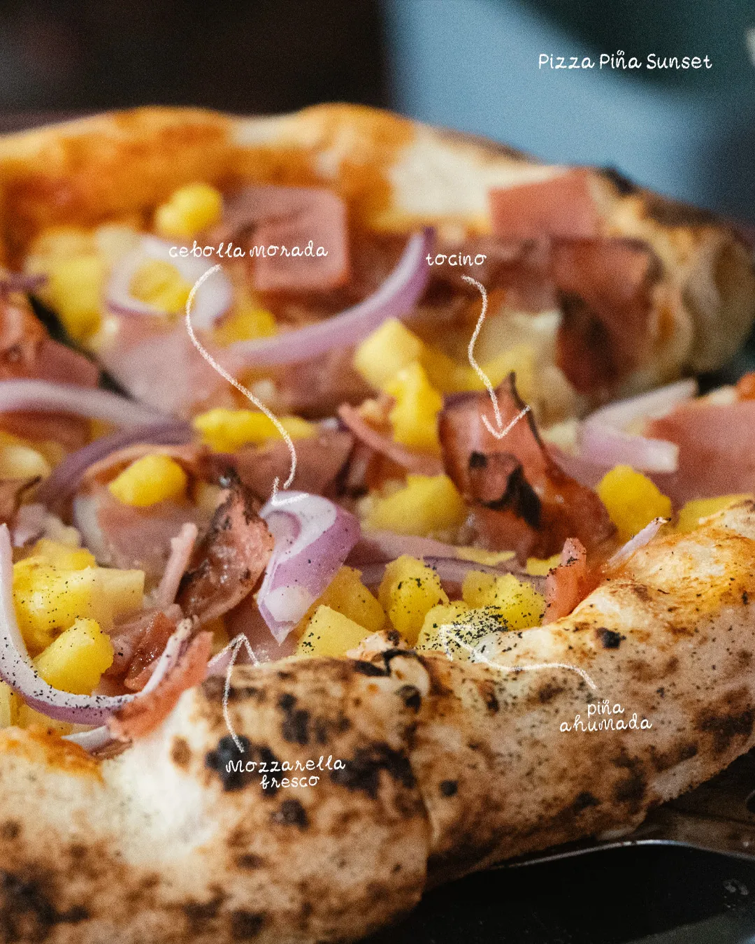 Pizza Piña Sunset: cebolla morada, tocino, mozzarella fresco y piña ahumada.