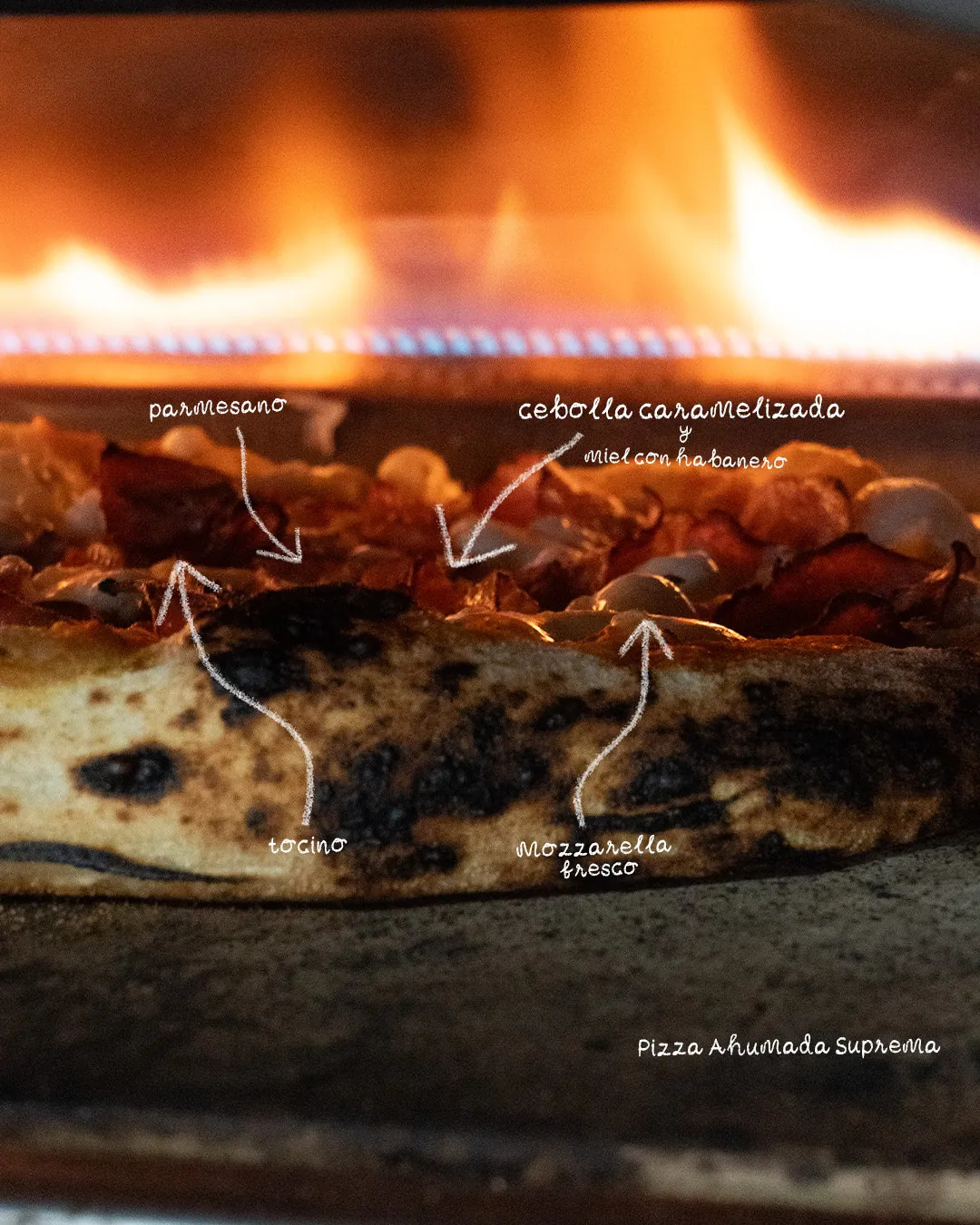 Pizza Ahumada Suprema: parmesano, cebolla caramelizada y miel con habanero, tocino y mozzarella fresco.